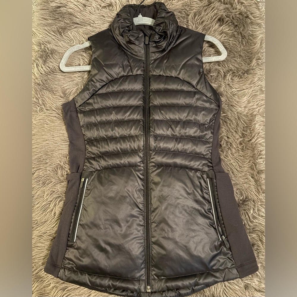 Lululemon Down For A Run Vest II in Black sz 8